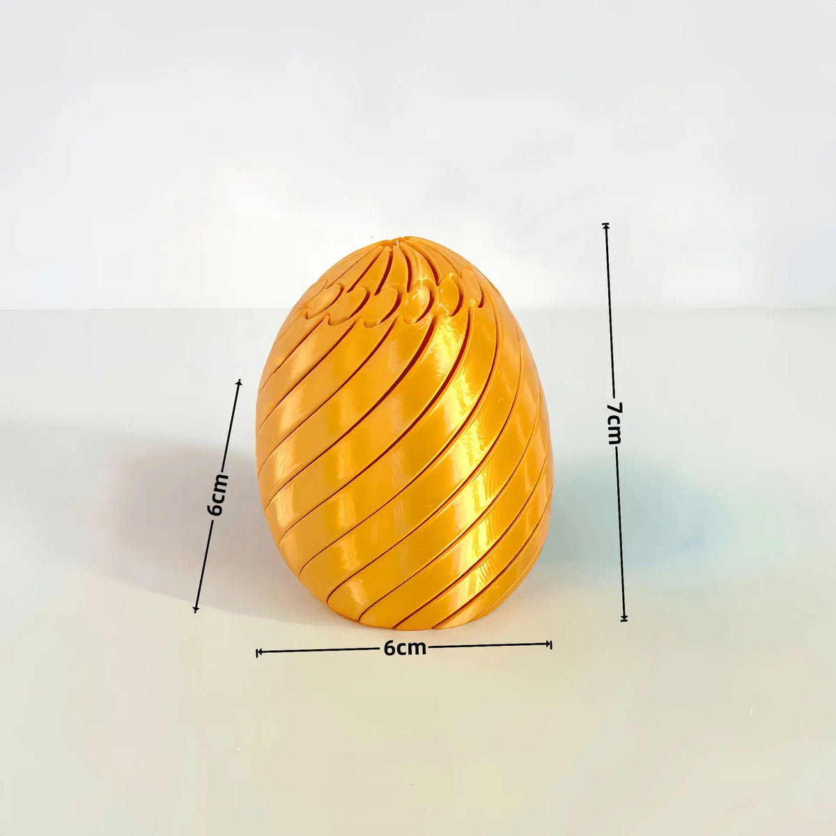 Ovo articulado geométrico 3D da Zem Kids, brinquedo sensorial anti-estresse, com acabamento em dourado silk gold.