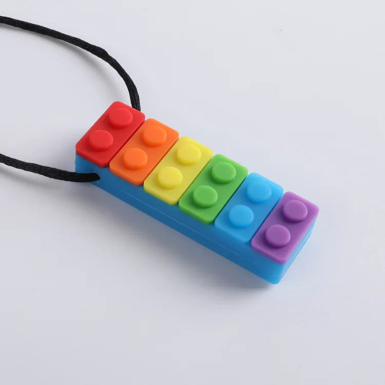 Colar mordedor sensorial em silicone da Zem Kids com bloco regulador para autismo, TDAH e ansiedade, ideal para estímulo sensorial.