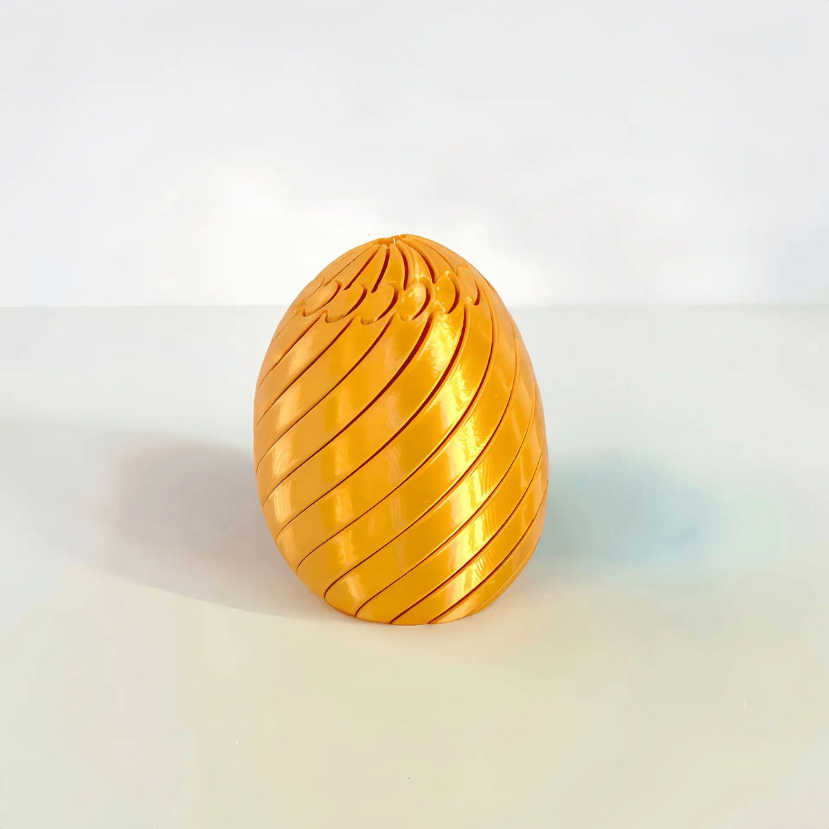 Brinquedo sensorial Ovo Articulado Geométrico 3D da Zem Kids, fidget toy anti-estresse em acabamento Silk Gold.