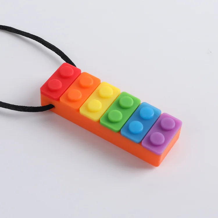 Colar mordedor sensorial em silicone da Zem Kids, com bloco regulador para autismo, TDAH e ansiedade, em cores vibrantes.