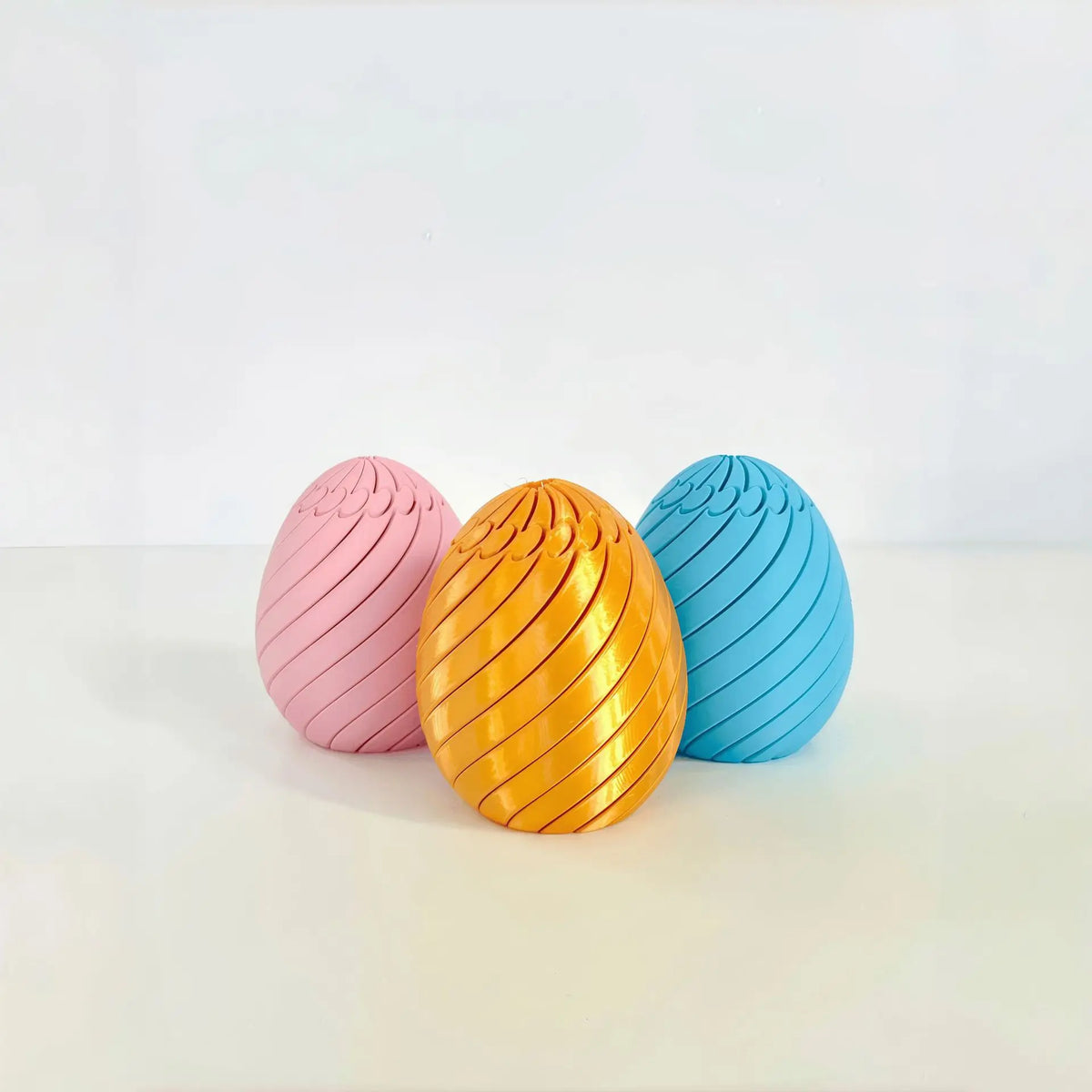 Ovo articulado geométrico 3D da Zem Kids, brinquedo sensorial e anti-estresse com acabamento em dourado silk, para estímulo sensorial.