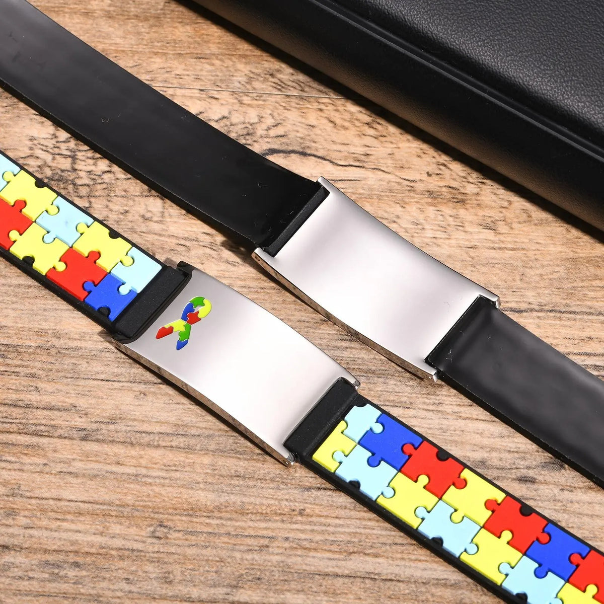 Pulseira de identificação para autismo Zem Kids, ajustável, feita de aço inox, com detalhes de segurança para conscientização.