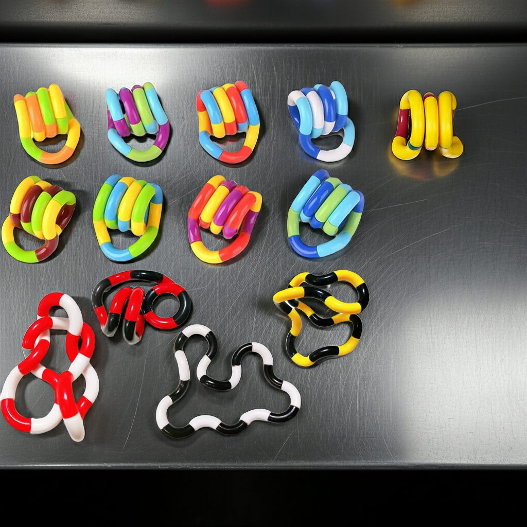 Kit com 3 brinquedos Twist Fidget sensoriais Zem Kids, ideal para concentração e coordenação motora