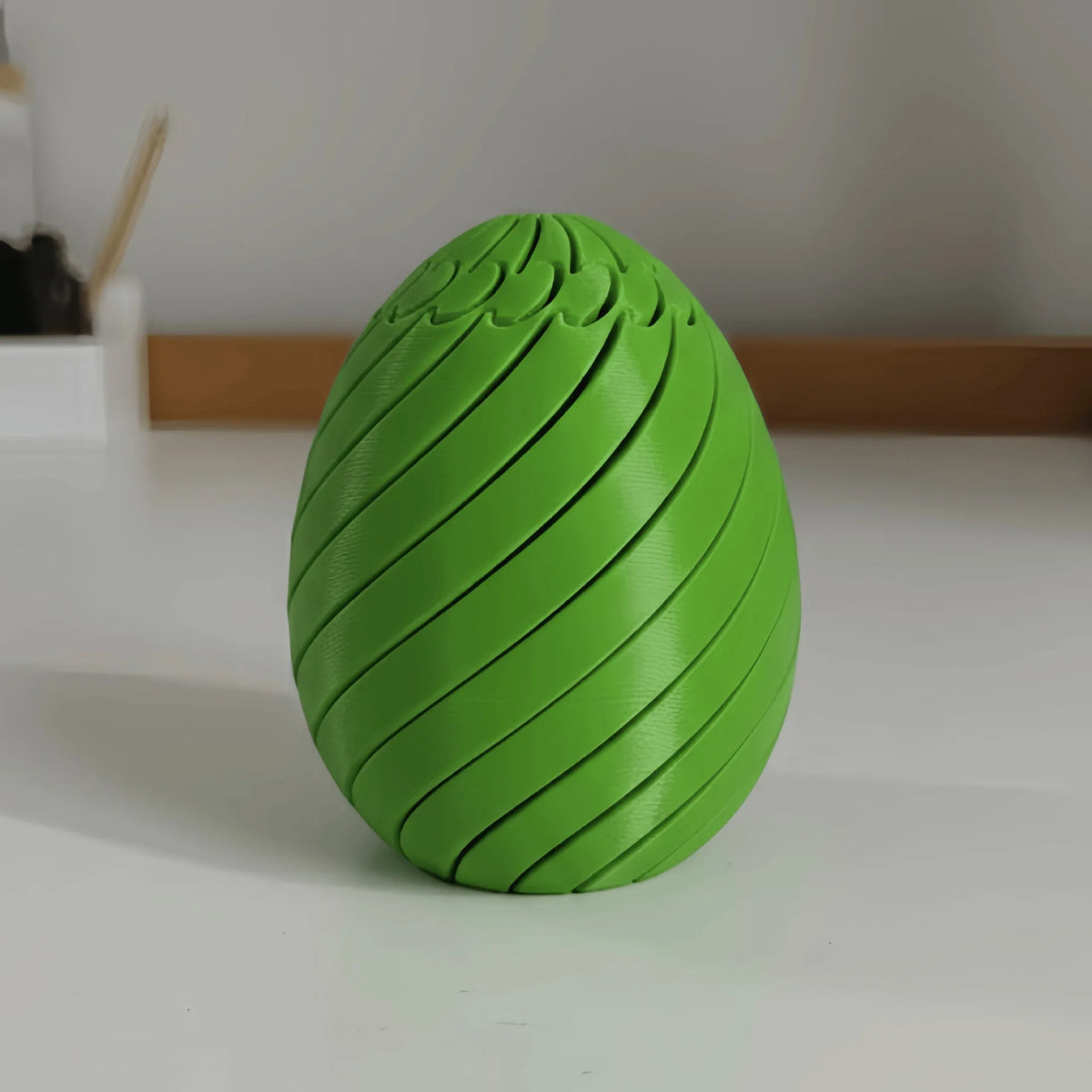 Ovo articulado geométrico 3D da Zem Kids, brinquedo sensorial e anti-estresse na cor dourada Silk Gold, com formas geométricas.