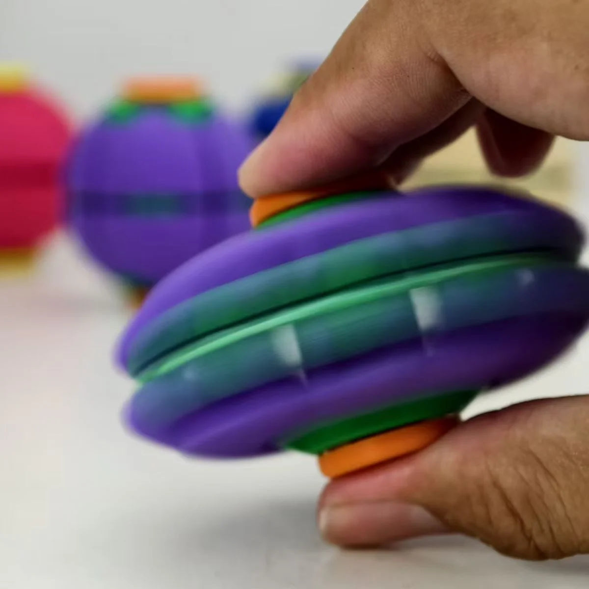 Bola sensorial cinética 3D Gear Ball da Zem Kids, brinquedo antiestresse com espiral para manipulação e foco.