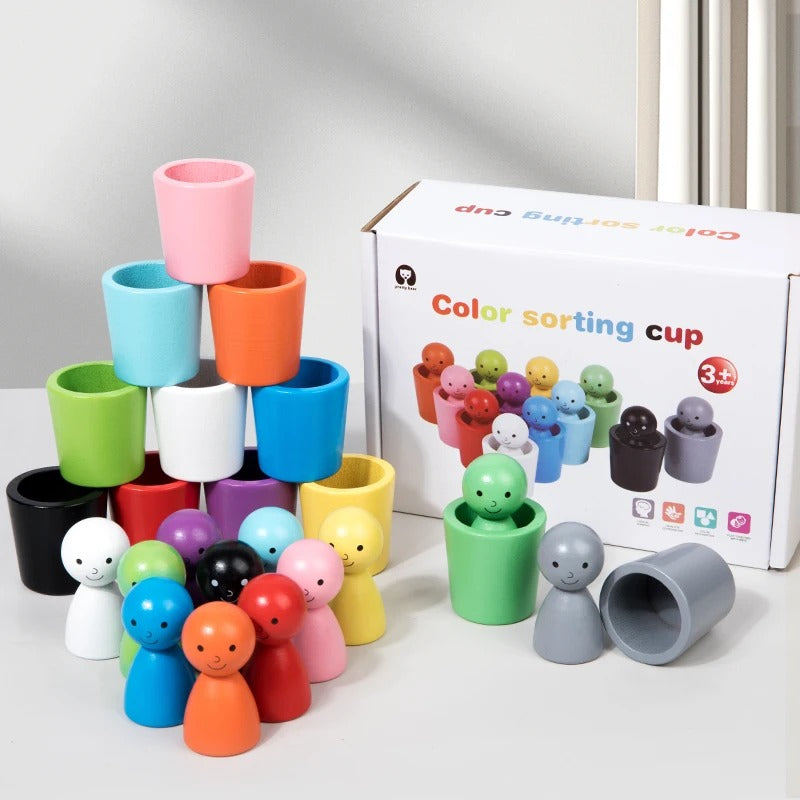 Brinquedo Montessori Zem Kids com bonecas de madeira em copos para classificação de cores e coordenação motora fina.