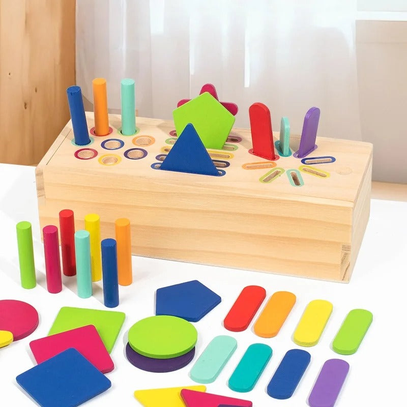 Brinquedo Montessori de Madeira Zem Kids para classificação de formas e cores, desenvolvido para estimular coordenação motora.