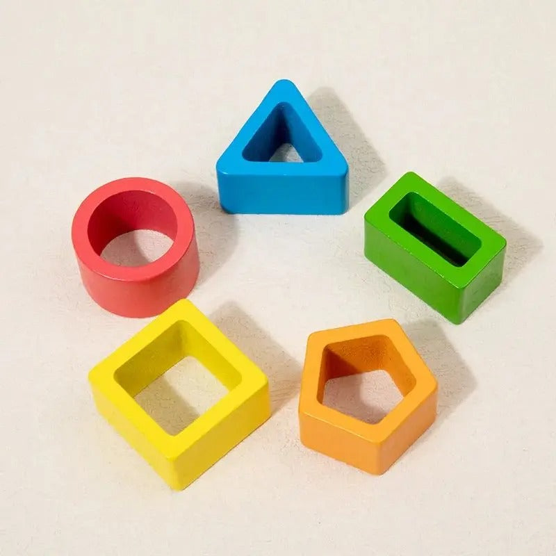 Torre de empilhamento e classificação geométrica em madeira natural da Zem Kids, brinquedo Montessori para desenvolvimento infantil
